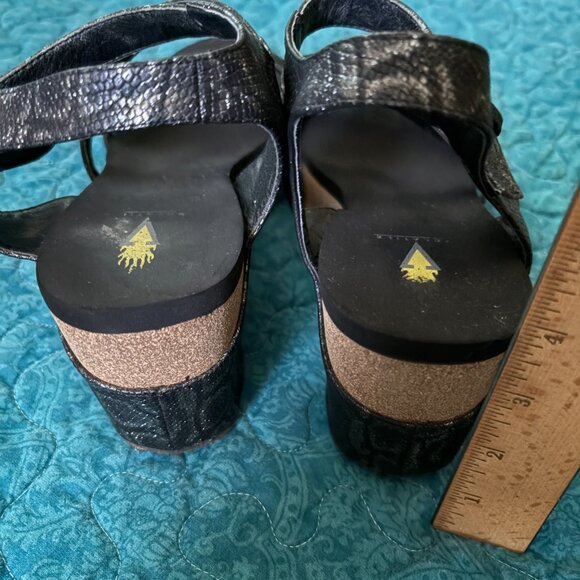 Volatile Wedge Black Silver Snake Python Buckle Sandals Women's Size 10 - Picture 3 of 8